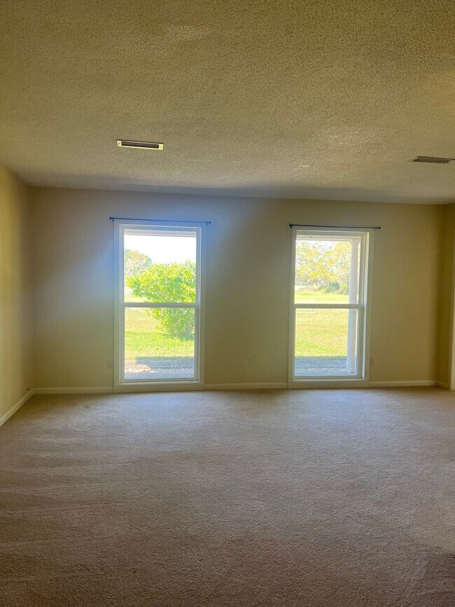 Building Photo - Available NOW - 2010 Ambrose Lane
