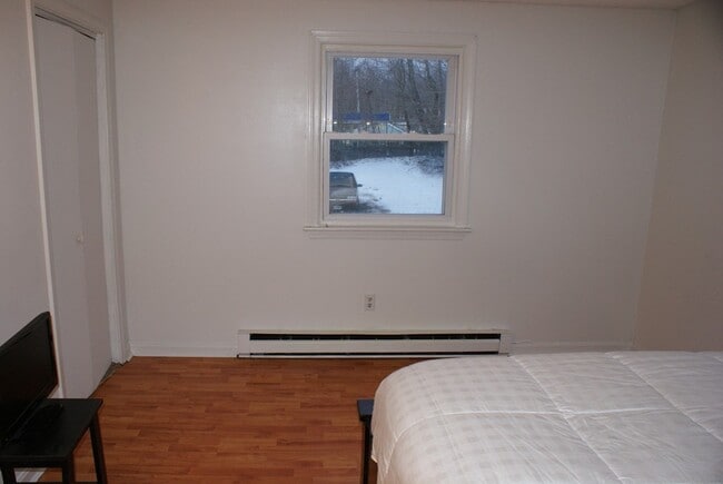Building Photo - 250 Spring Cir