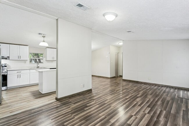 Foto del edificio - 223 Ajax Dr NW