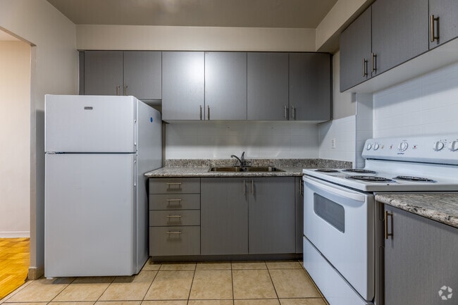 2BR, 1BA - 915SF - Kitchen - 2960 Don Mills Rd