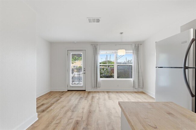 Foto del edificio - 1101 Grove Blvd