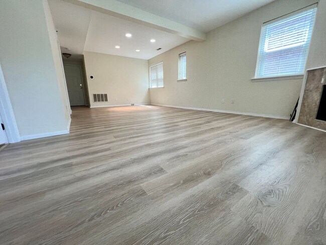 Foto del edificio - Stunning 1-Bedroom Apartment on the Main Line! Available Mid-October!