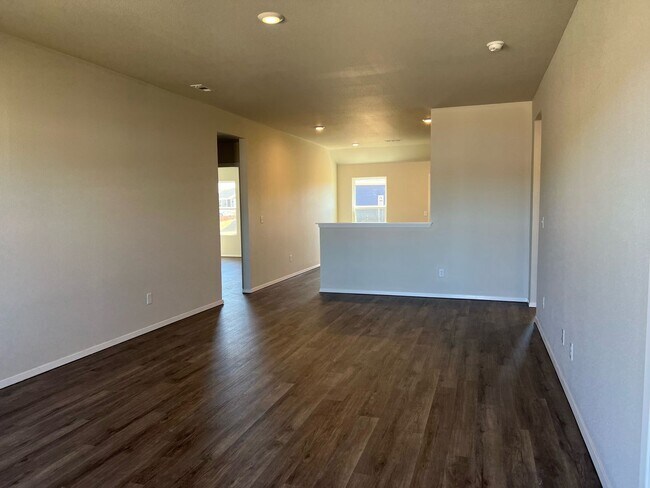 Building Photo - 900 W Tanner Dr