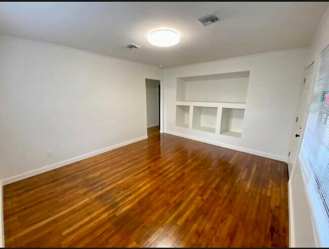 Building Photo - 618 Chopin St