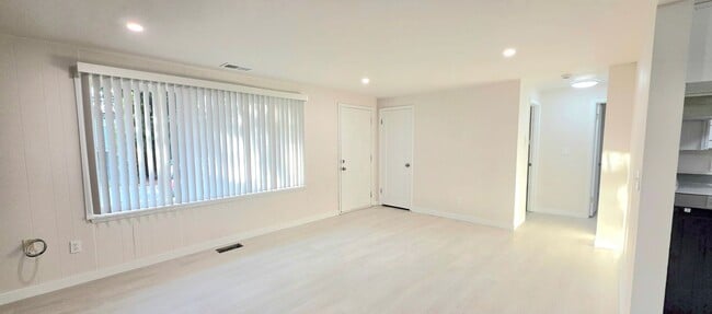 Photo - North Seattle/ Shoreline 3 Bed, 1BA rental House