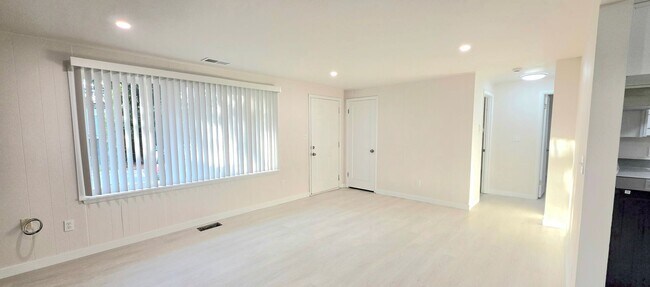 Building Photo - North Seattle/ Shoreline 2 Bedroom + Bonus Room 1BA House