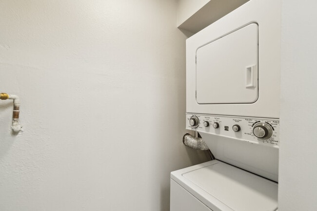 Building Photo - Spinnaker Apartments