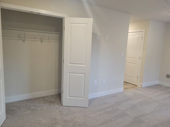Foto del edificio - Stunning 3 BR/3 Full BA & 2 Half BA Townho...