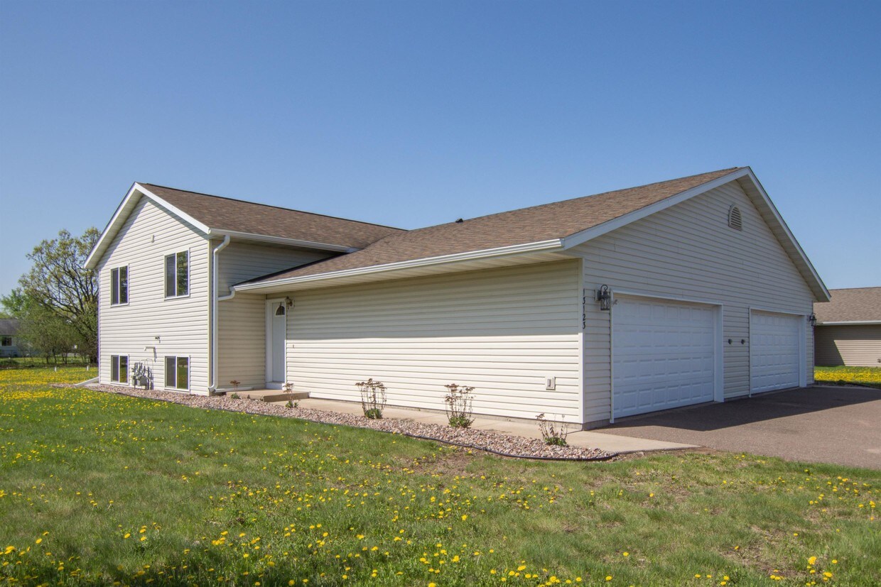 13121 43rd Ave, Chippewa Falls, WI 54729 Townhome Rentals in Chippewa