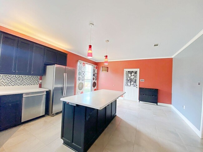 Foto del edificio - 4 Bedroom House Available Now in Riverbend...