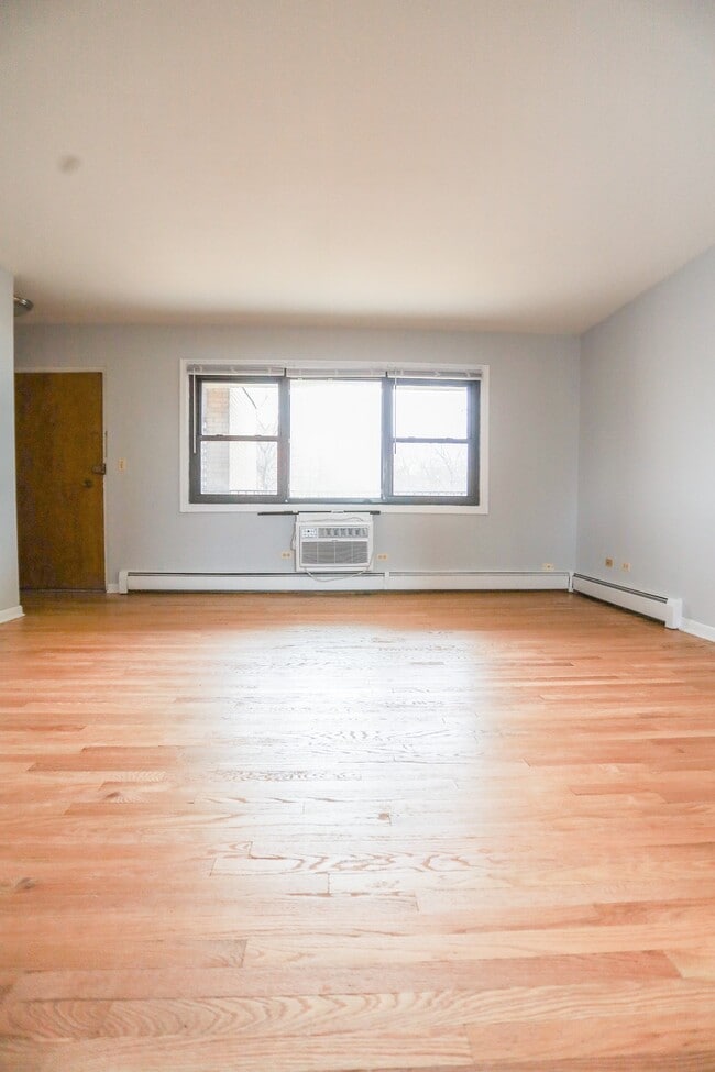 Building Photo - 2550 W Catalpa Ave