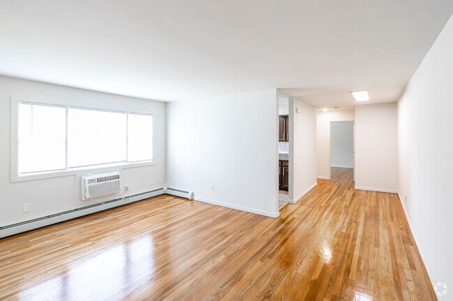 1BR, 1BA - 660SF - Living Room - Convery Gardens