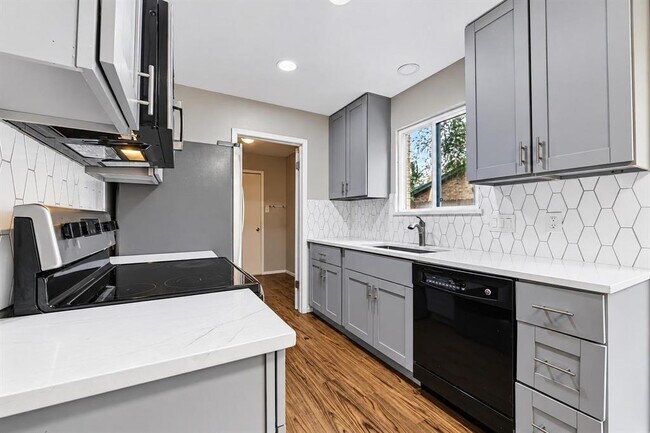 Foto del edificio - 8808 Pineridge Dr