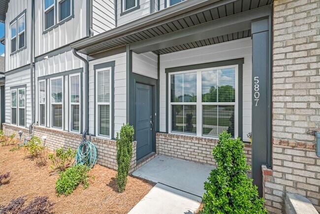 Foto del edificio - 5807 Clear Creek Ln