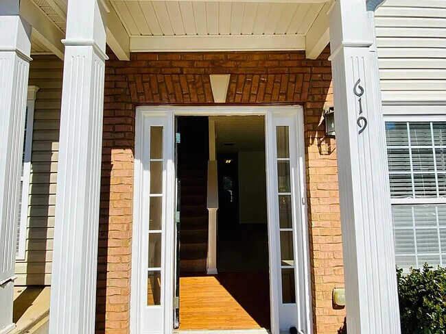 Foto del edificio - 619 Kenridge Way