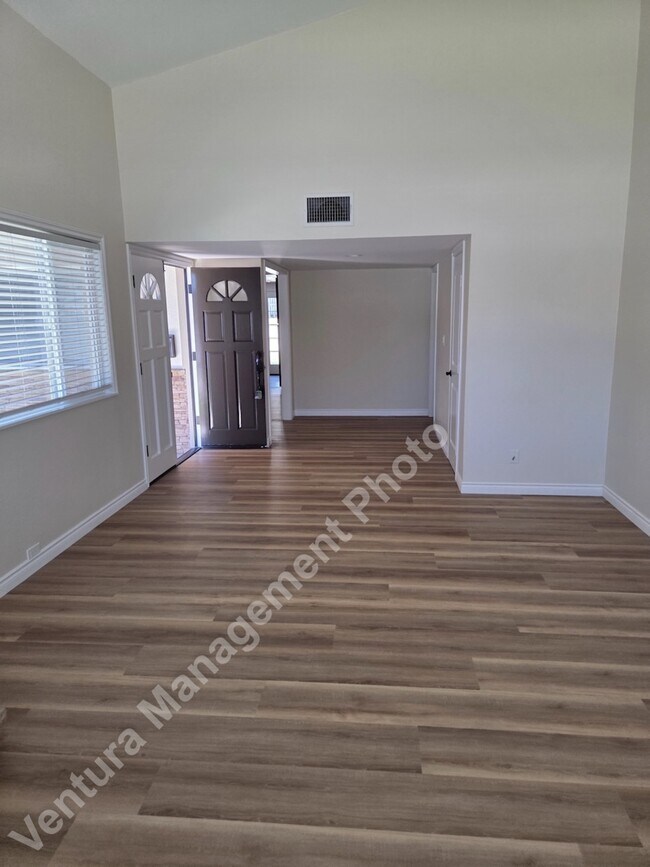Foto del edificio - 5665 Meadow Vista Way