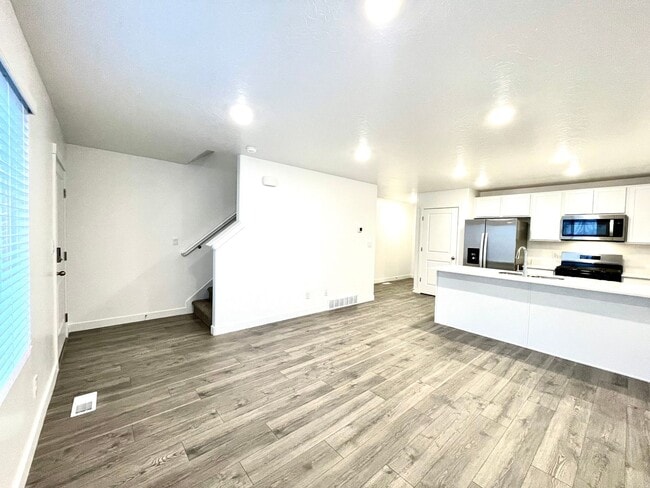Building Photo - Modern 3-Bedroom Townhome in Provo