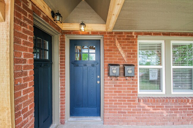 Foto del edificio - Charming Duplex 1/1 Duplex With Storage!