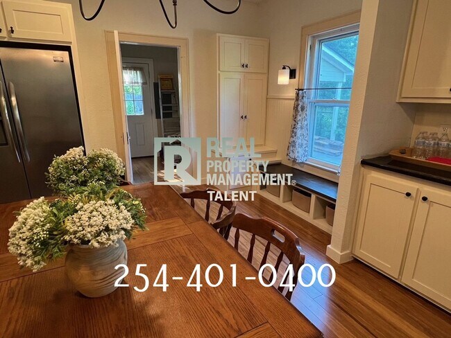 Foto del edificio - This charming bungalow-style 3BR/2BA (plus...