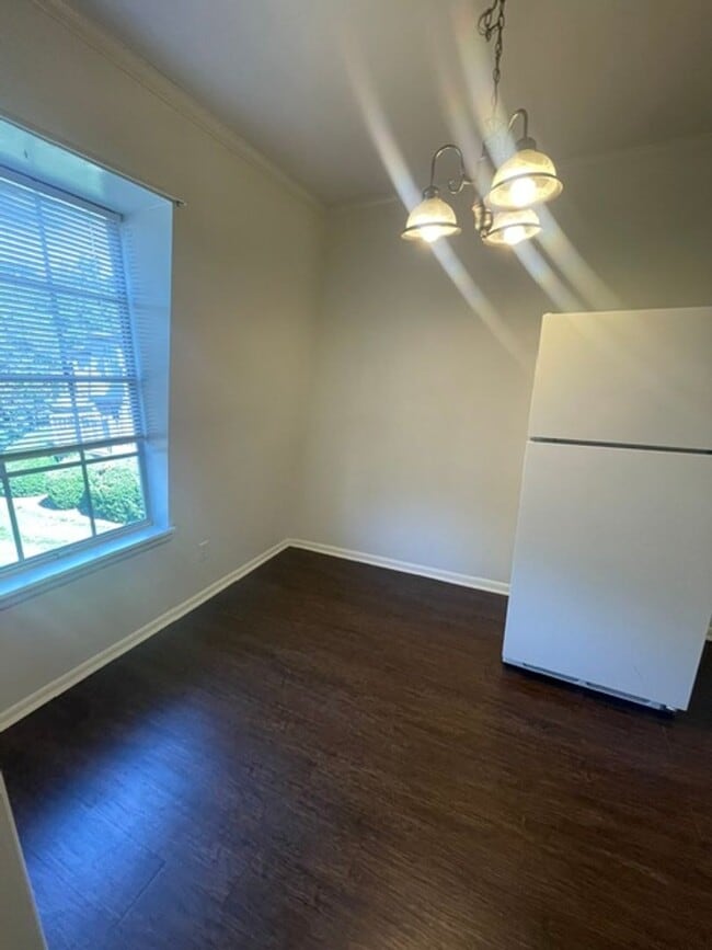 Building Photo - Perfect One Bedroom by Silas Creek