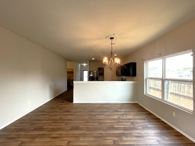Foto del edificio - Exceptional Home In The Village! MOVE IN S...