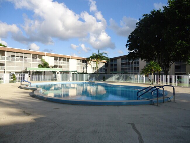 Foto del edificio - 400 Village Green Cir W