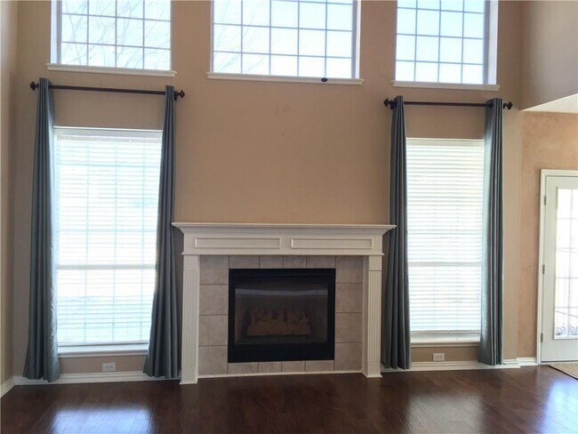 Foto del edificio - COMING SOON - 4 BEDROOM 3.5 BATH HOME IN K...