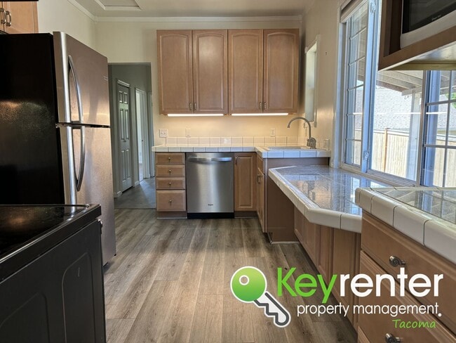 Building Photo - Magnificent 4 bedroom 1 bath North Tacoma ...