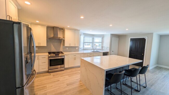 Foto del edificio - Beautiful Modern Home in San Leandro w/ Premium Kitchen Upgrades & Private Backyard Pergola