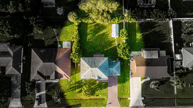 Building Photo - 167 SW Grove Ave