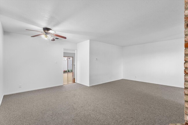 Foto del edificio - 1145 Bismarck Ln