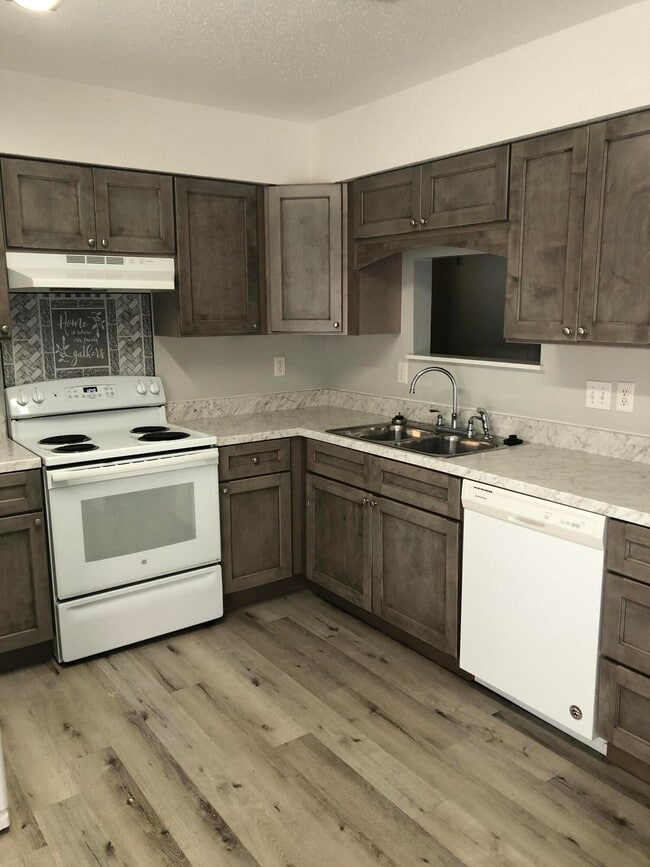 Foto del edificio - 806 Meadow Ln