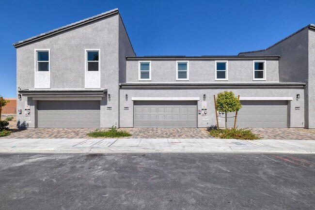 Building Photo - FULLY FURNISHED BRAND NEW TOWNHOME WITH 3 ...
