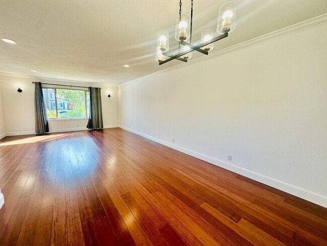 Building Photo - Gorgeous, Spacious and Move In Ready Home!