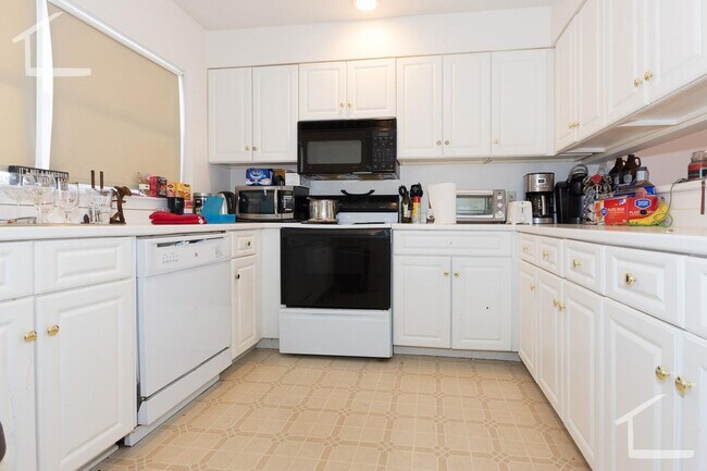 Building Photo - Big Brighton 3 Bed 2 Bath available 9/1