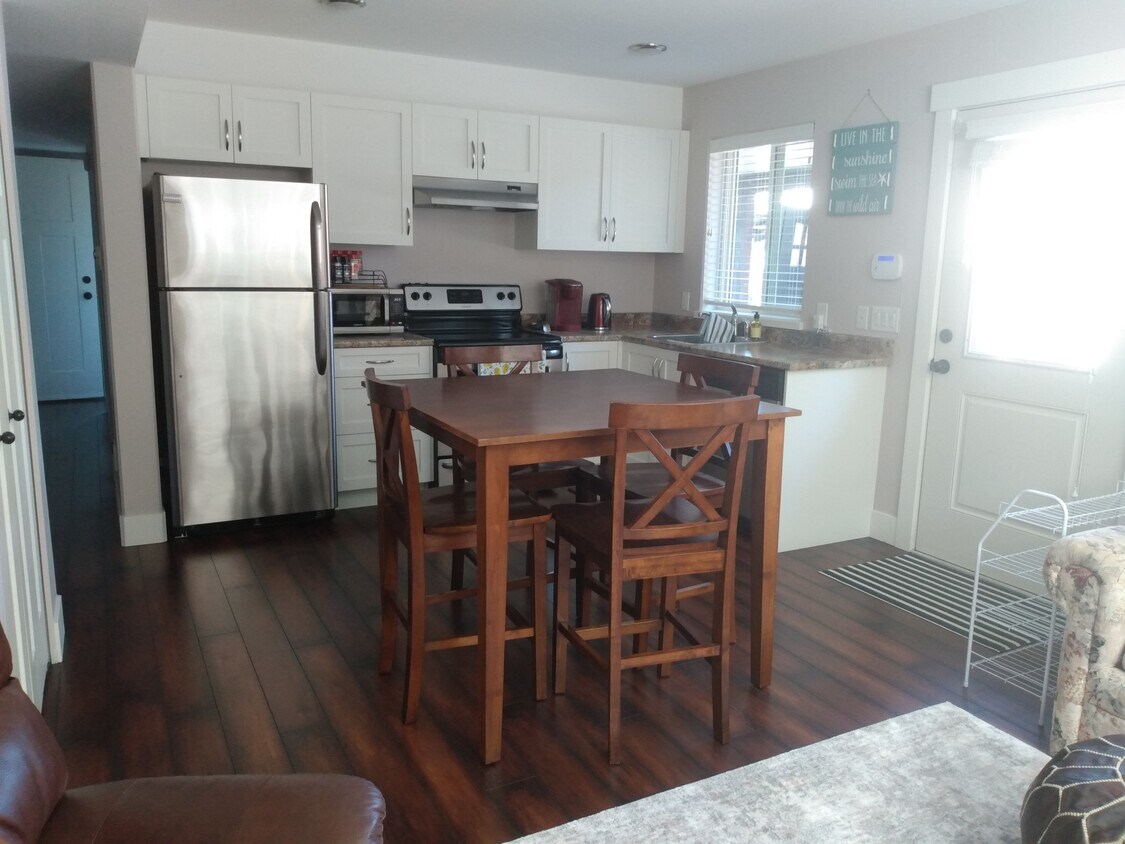 Fridge, stove, dishwasher and microwave - 372 Cariboo Dr