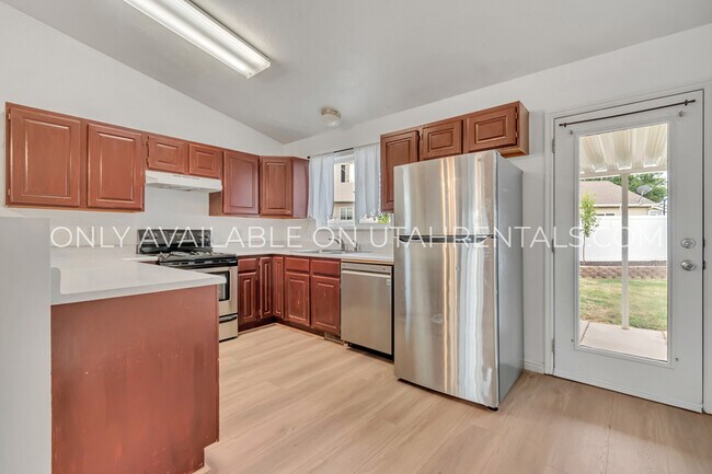 Building Photo - 71 S 1060 E St