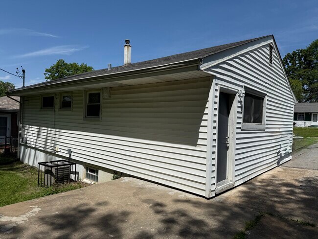 Foto del edificio - 7810 Blandford Dr
