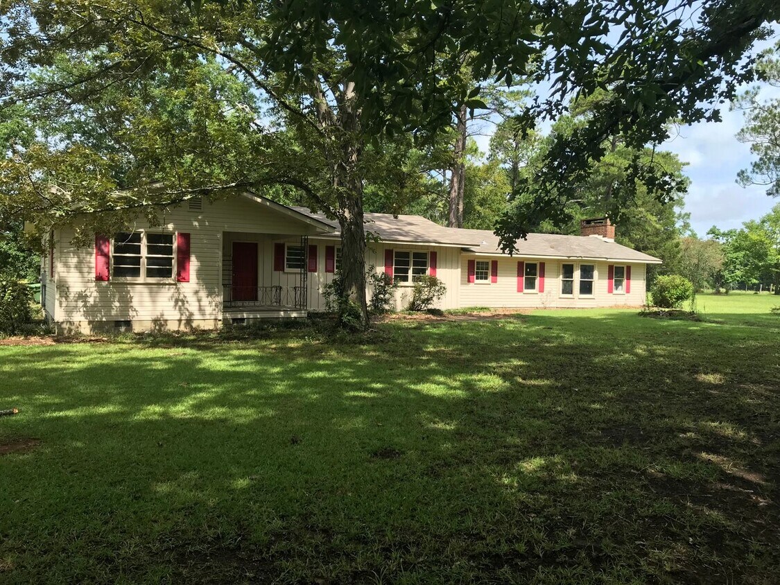 Primary Photo - Home on acreage