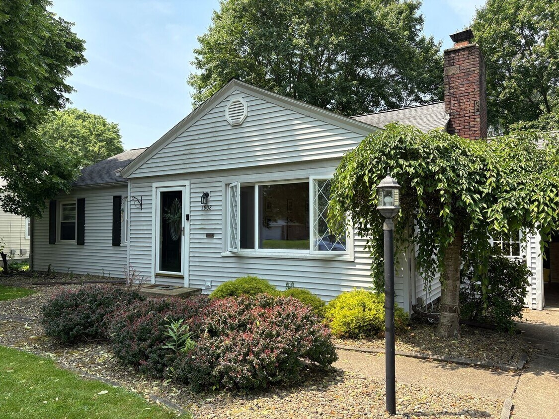 Primary Photo - Charming 3BR House in Boardman