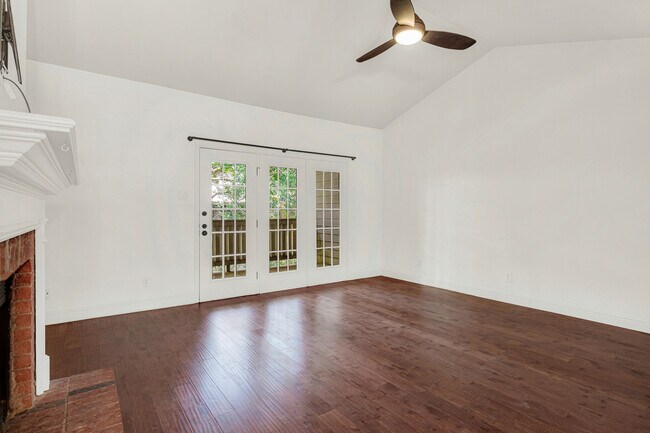 Foto del edificio - 12660 Hillcrest Rd