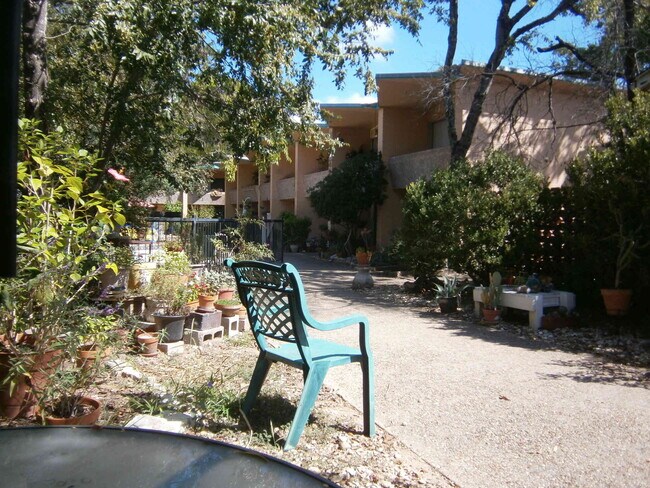 Foto del edificio - 2210 Enfield Rd
