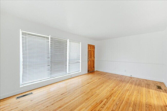 Building Photo - 205 Juniper Dr