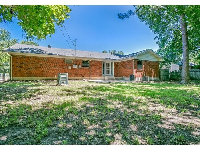 Building Photo - 1100 Sierra Dr