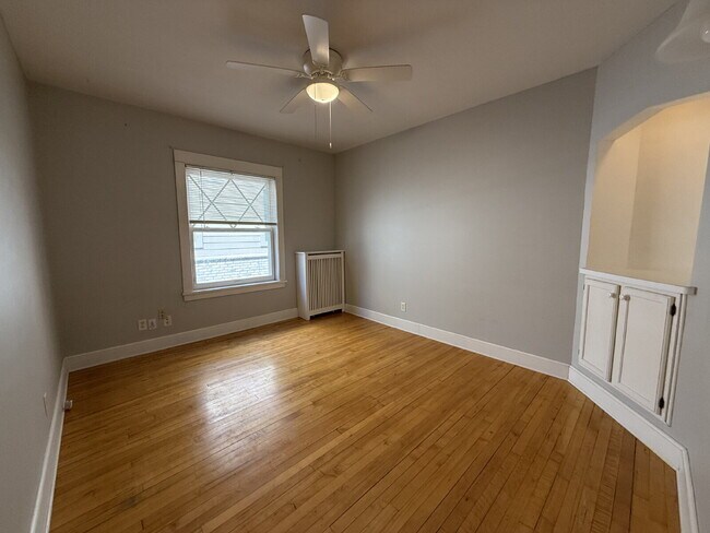 Building Photo - 1 Bed 1 Bath Historic Preserved Douglas Apartments in Desirable Lowry Hill