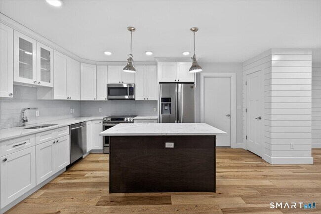 Foto del edificio - 32 1/2 Village Rd