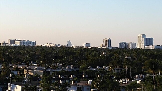 Building Photo - 800 Parkview Dr