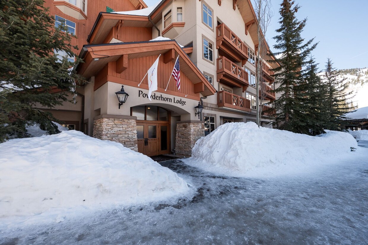 Foto principal - Solitude Luxury 1 bed / 1 bath Condo! Full...