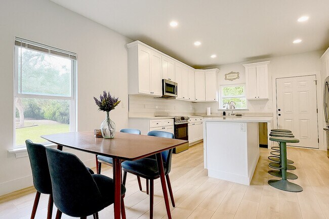 Building Photo - 716 Cathedral Pl