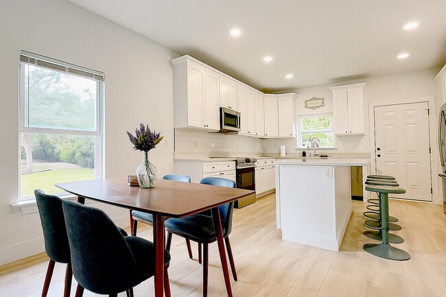 Building Photo - 716 Cathedral Pl